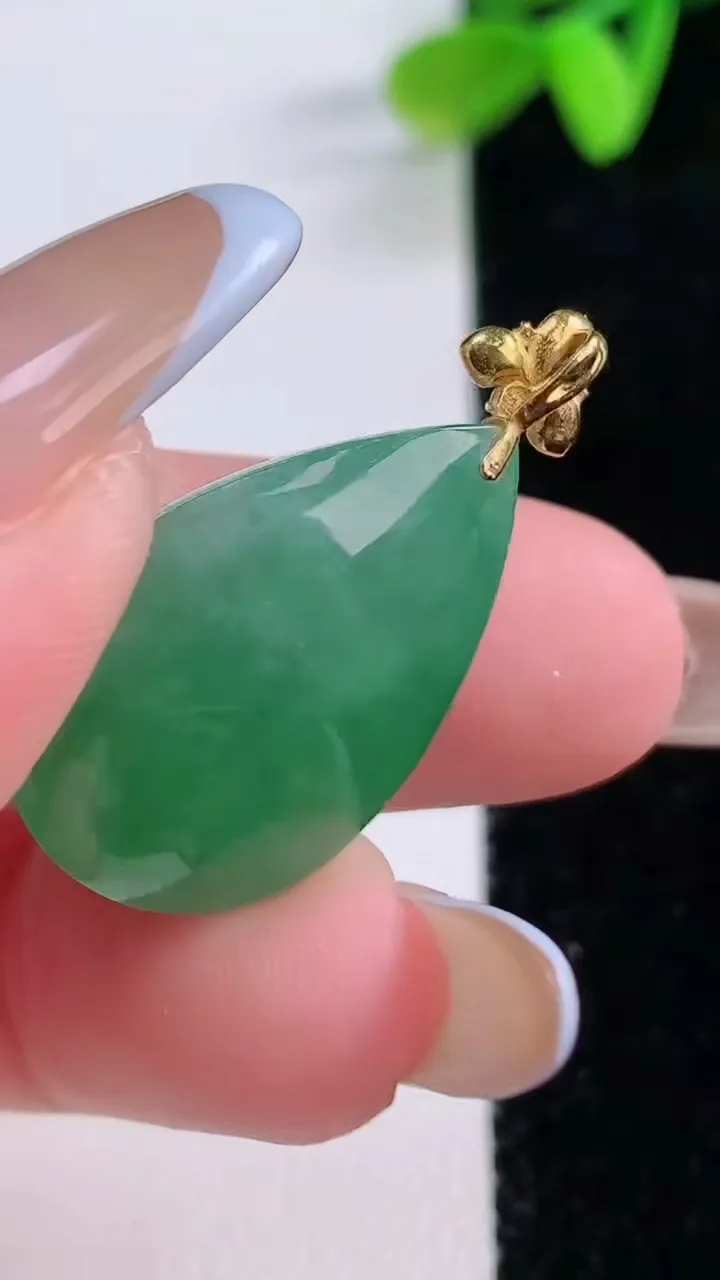 天然A货翡翠水滴吊坠，尺寸23-10-10.2，重量:6.35g
11月21日