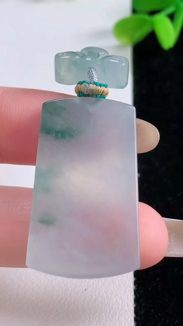 天然A货翡翠冰种飘花无事牌吊坠，尺寸33.2-20.3-4.5，重量:10.42g
11月21日