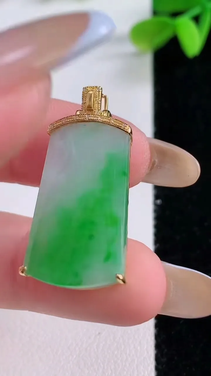 天然A货翡翠无事牌吊坠，尺寸26-14.3-5.2，重量:4.49g
11月21日