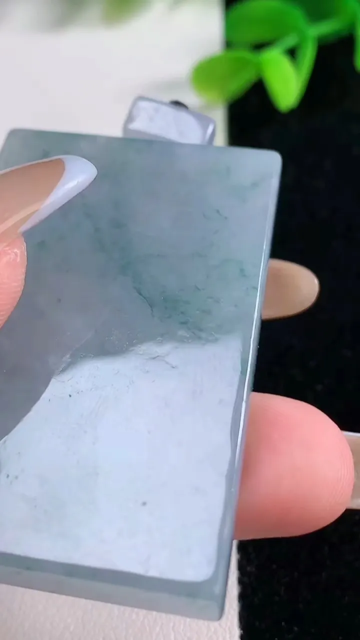 天然A货翡翠紫罗兰无事牌吊坠，尺寸51-34.3-6，重量:38.63g
11月21日