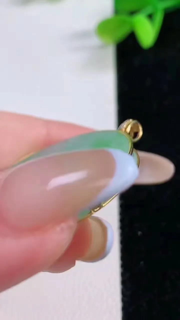 天然A货翡翠无事牌吊坠，尺寸33.3-3.4，重量:10.26g
11月21日