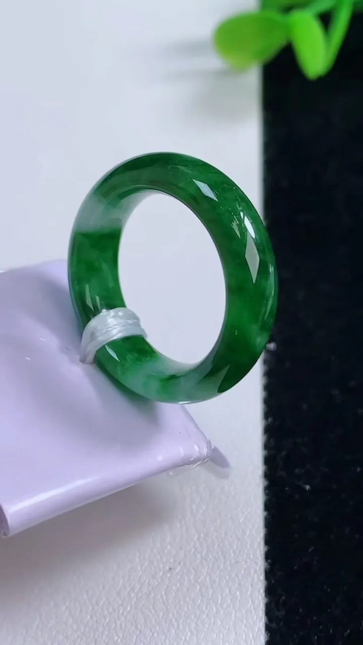 天然A货翡翠指环戒指，尺寸12.6-5.6-3.4，重量:5.64g2025年11月21日
工厂直销收藏佳品,种好水足，色泽均匀，有种有色，上手高大气！