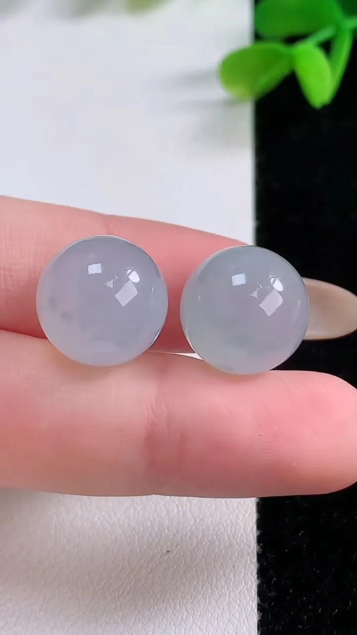 天然A货翡翠冰种飘花圆珠镶嵌件一对，尺寸13.6，重量:9.88g
11月21日