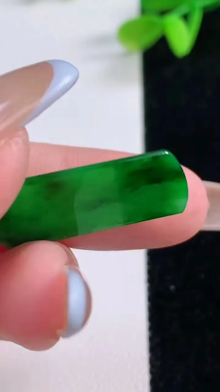 天然A货翡翠无事牌镶嵌件，尺寸20-13-1.8，重量:1.97g
11月21日