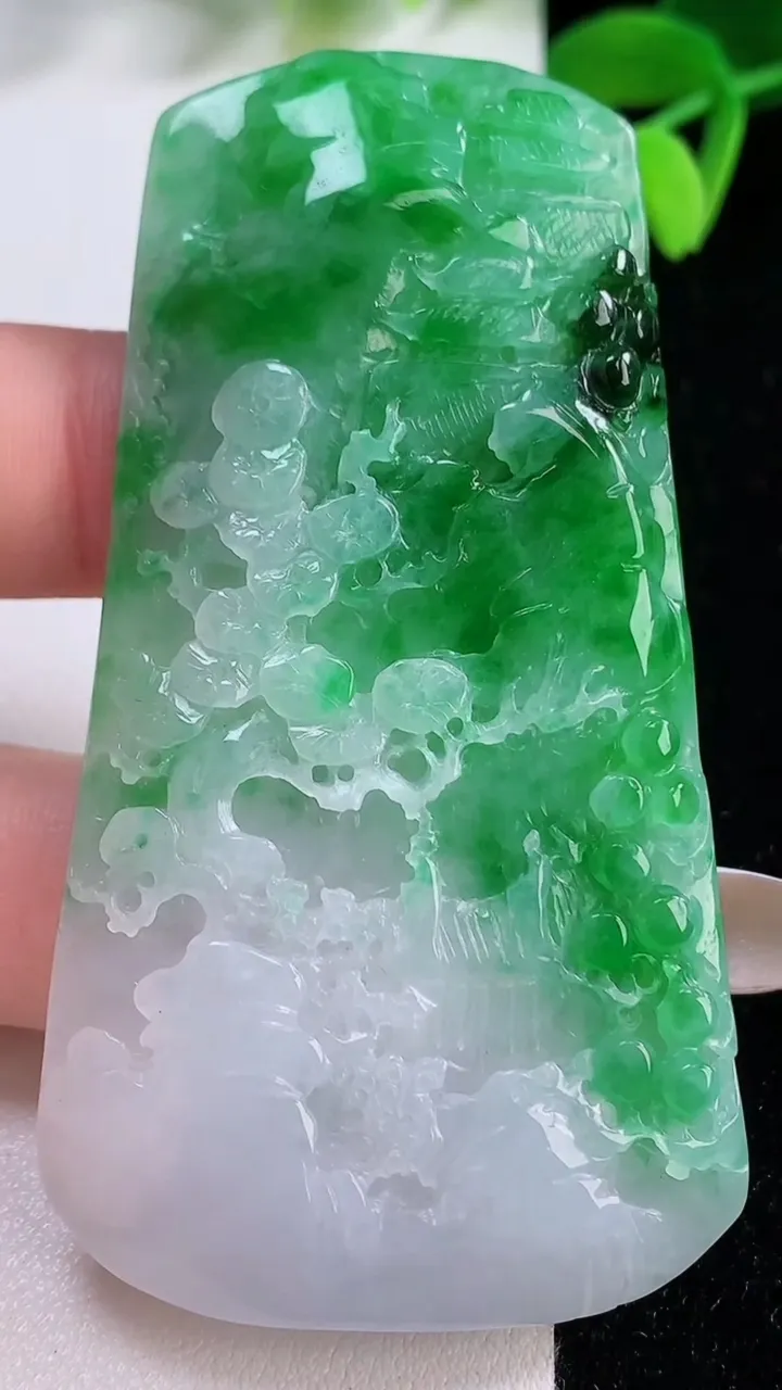 天然A货翡翠山水牌吊坠，尺寸69.5-37-5.7，重量:33.57g
11月21日