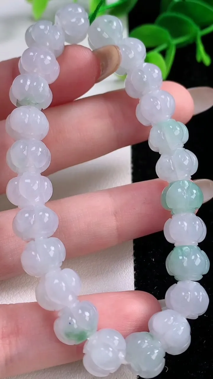 天然A货翡翠莲花手串，尺寸9.6-7.5-24颗，重量:28.73g11月21日
工厂直销收藏佳品,