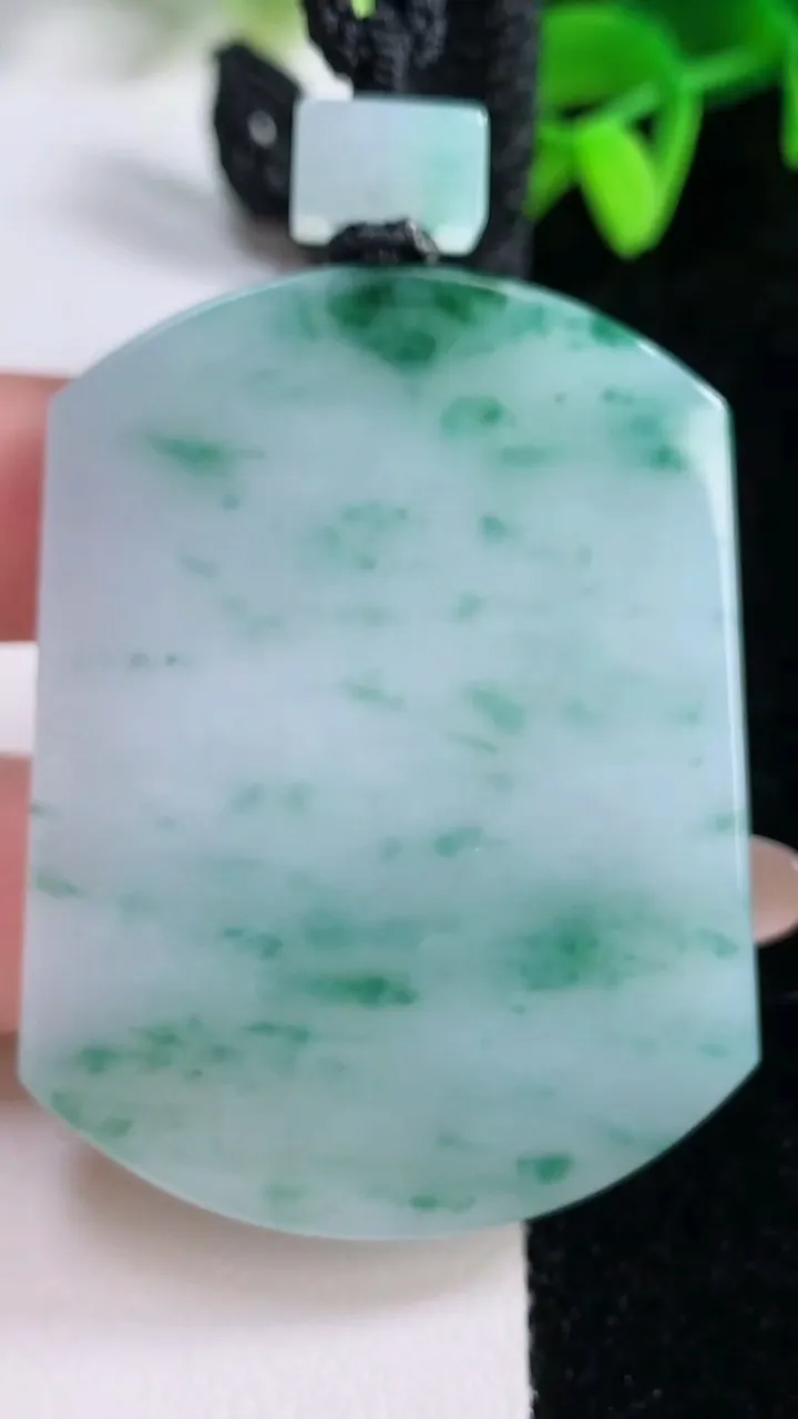 天然A货翡翠飘花无事牌吊坠，尺寸52.4-39.6-5.5，重量:39.33g
11月21日