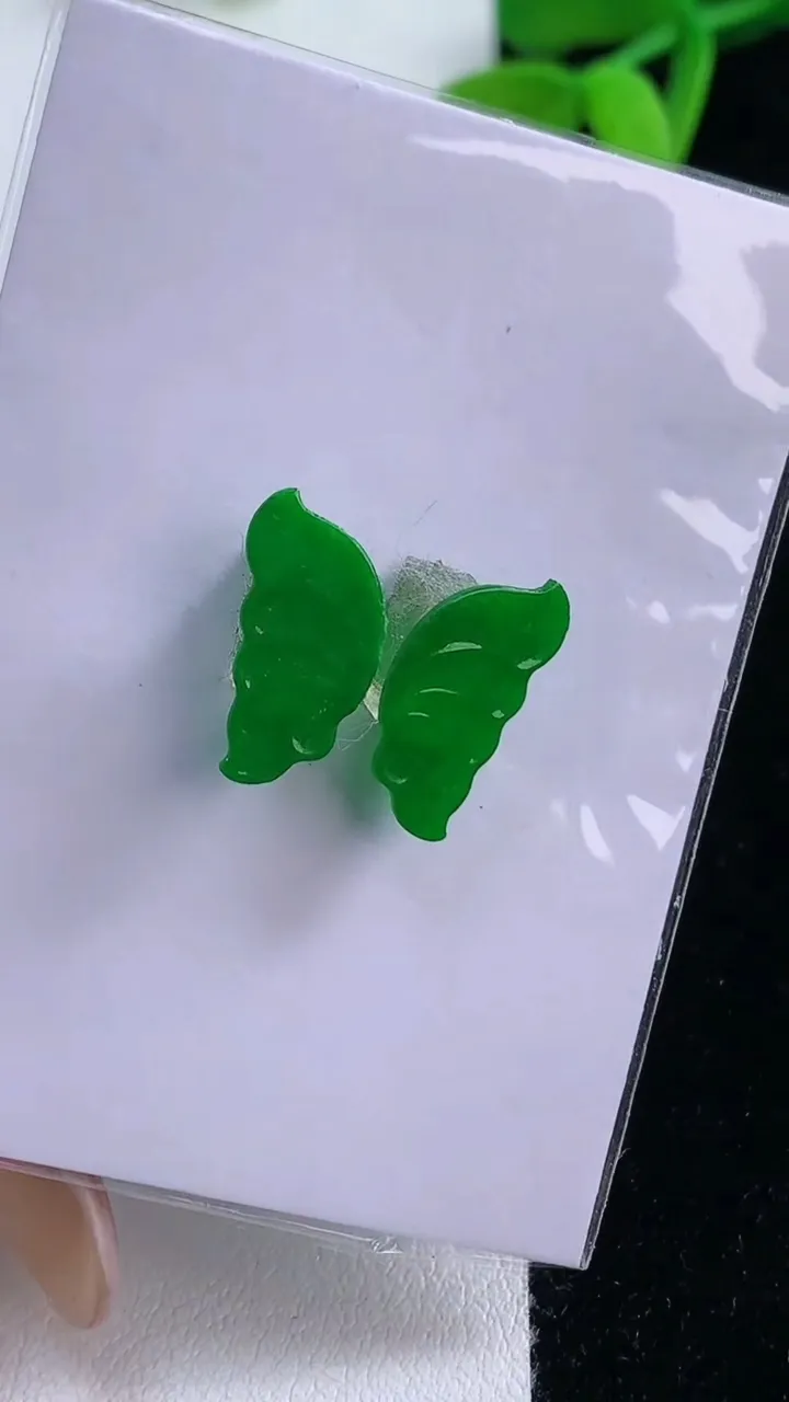 天然A货翡翠蝴蝶镶嵌件，尺寸12.5-8.5-0.3，重量:1.35g
11月21日