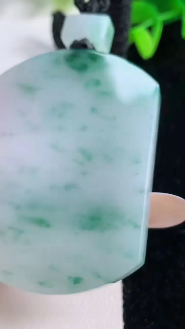 天然A货翡翠飘花无事牌吊坠，尺寸52.4-39.6-5.5，重量:39.33g
11月21日