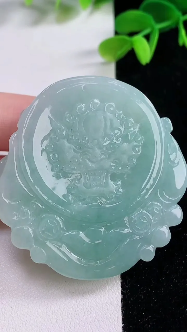 天然A货翡翠财神爷吊坠，尺寸51.4-48-11，重量:52.99g
11月21日