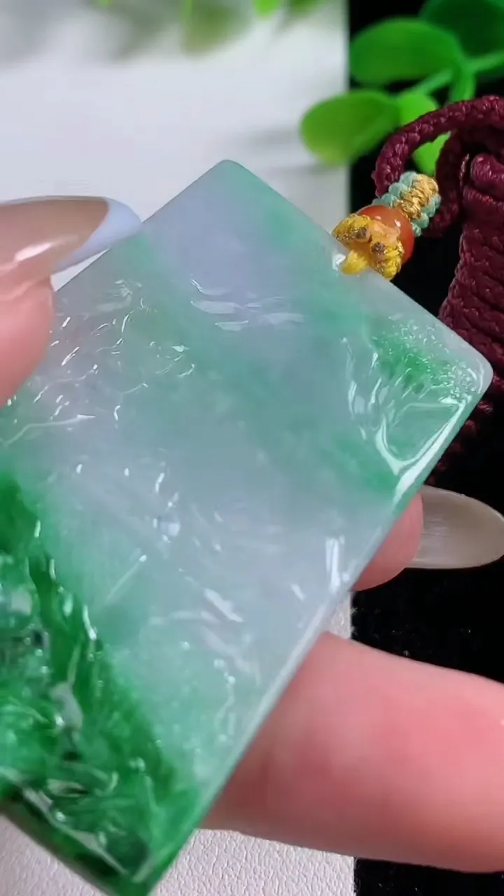 天然A货翡翠山水牌吊坠，尺寸53.4-32.6-5.8，重量:30.36g
11月21日