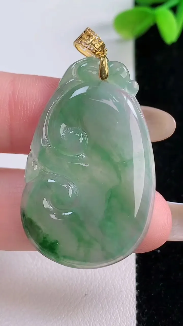 天然A货翡翠如意吊坠，尺寸38.5-24-3，重量:6.09g
11月21日