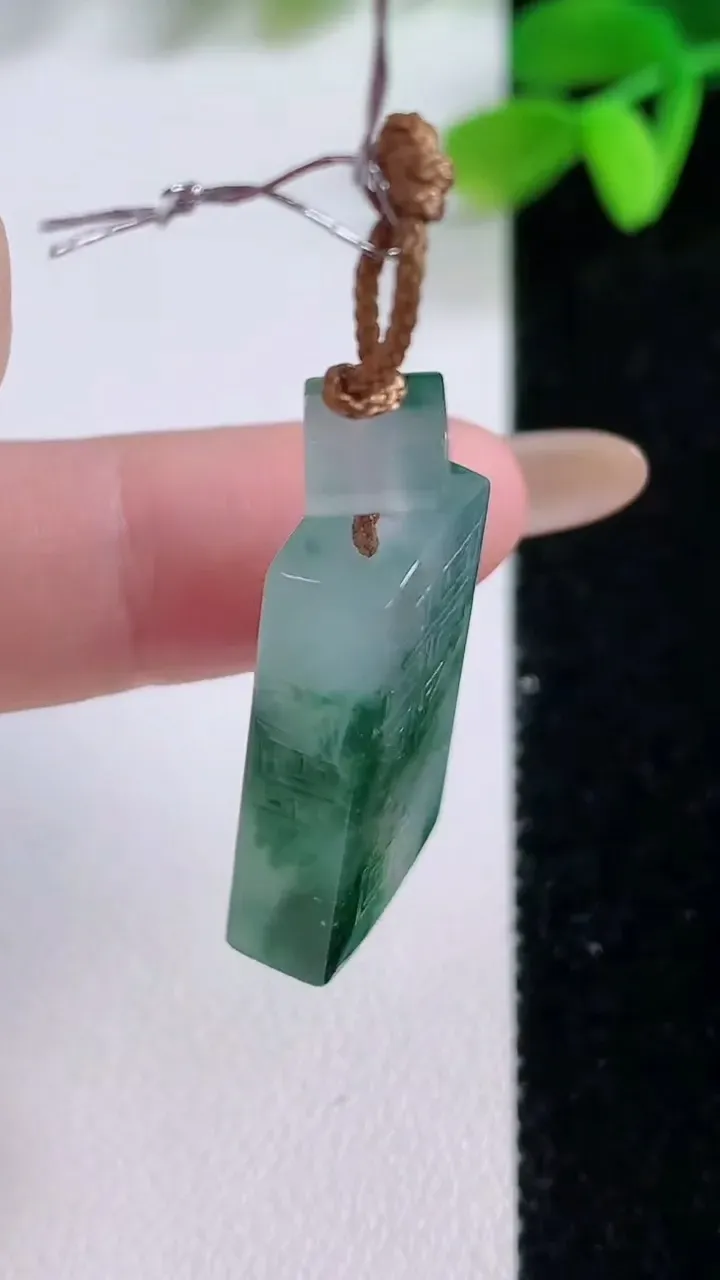 天然A货翡翠冰种飘花仿古无事牌吊坠，尺寸256-13.7-6，重量:6.99g
11月21日