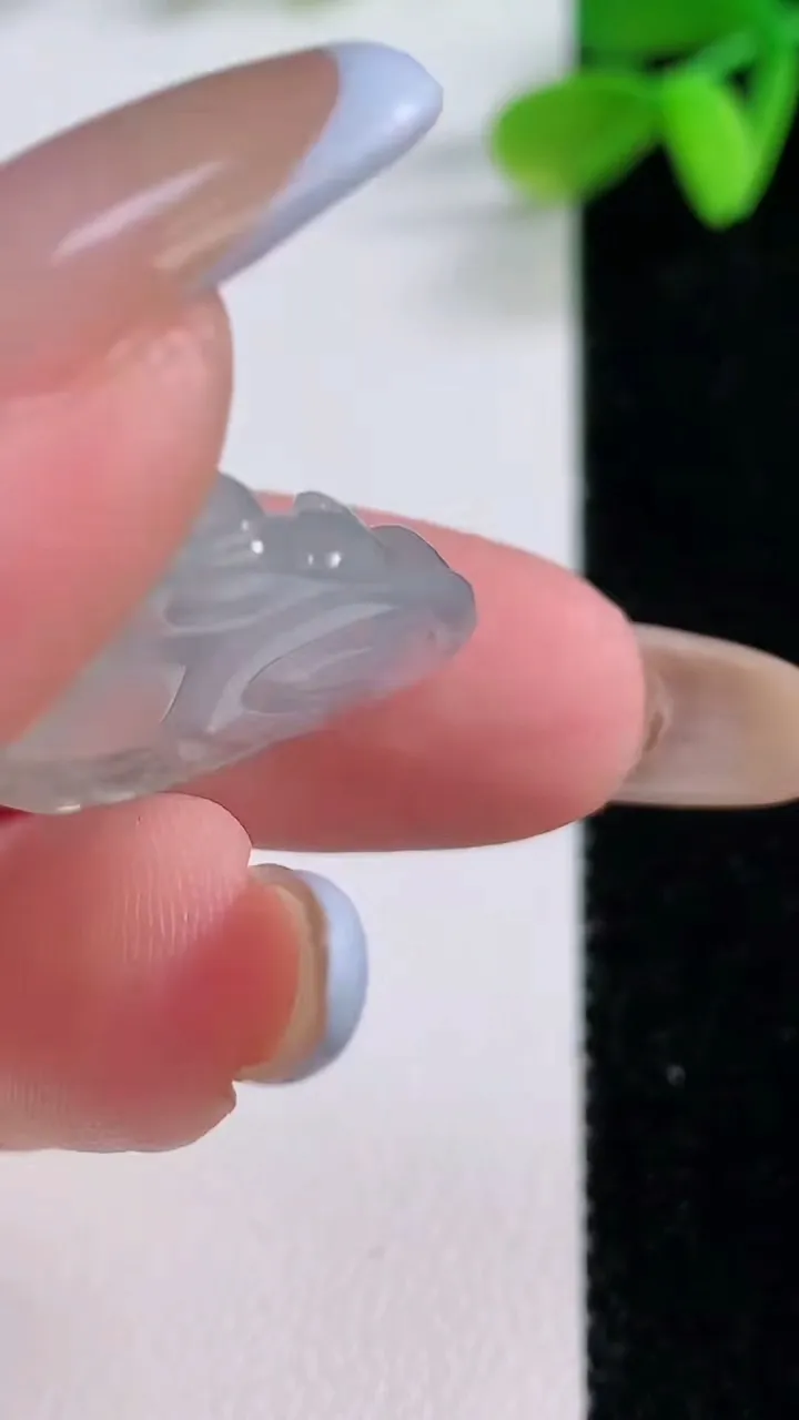 天然A货翡翠冰种飘花佛公吊坠，尺寸20.1-24-5.8，重量:4.34g
11月21日