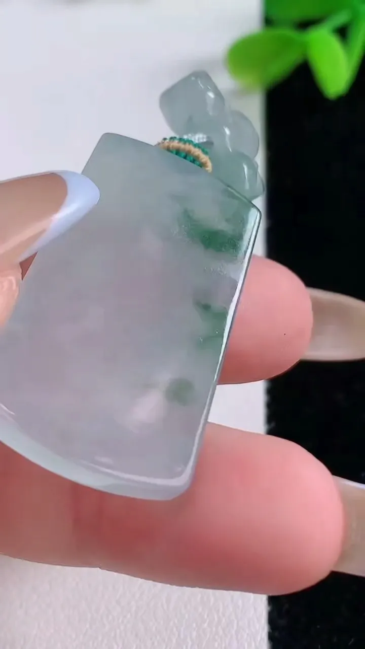 天然A货翡翠冰种飘花无事牌吊坠，尺寸33.2-20.3-4.5，重量:10.42g
11月21日