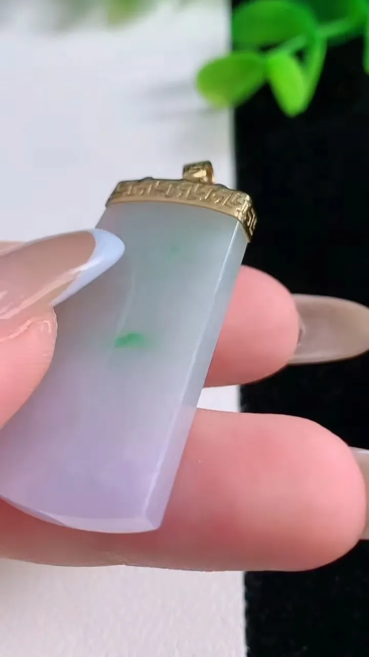 天然A货翡翠18K金春带彩紫罗兰无事牌吊坠，尺寸37-19.8-4，重量:8.64g
11月21日