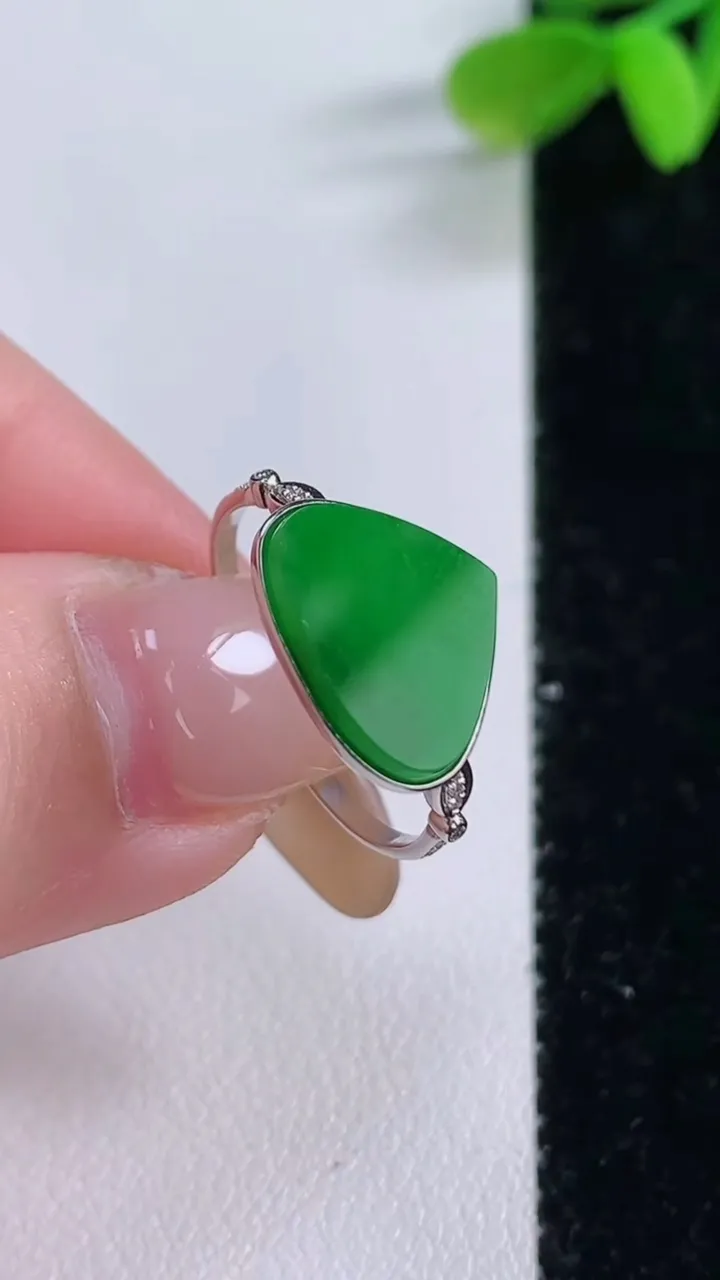 天然A货翡翠水滴戒指，尺寸17.8-10.3-13-2.7，重量:2.07g2025年11月21日
