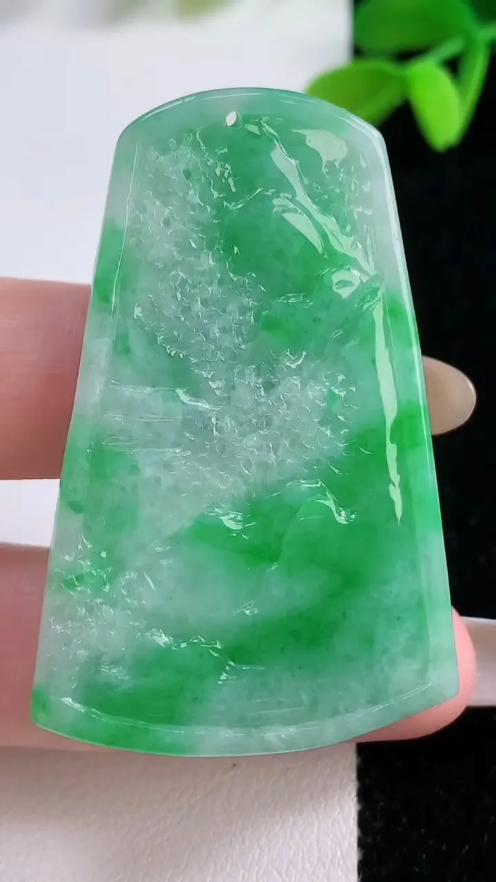 天然A货翡翠山水牌吊坠，尺寸49.6-31.8-5.6，重量:17.79g
11月21日