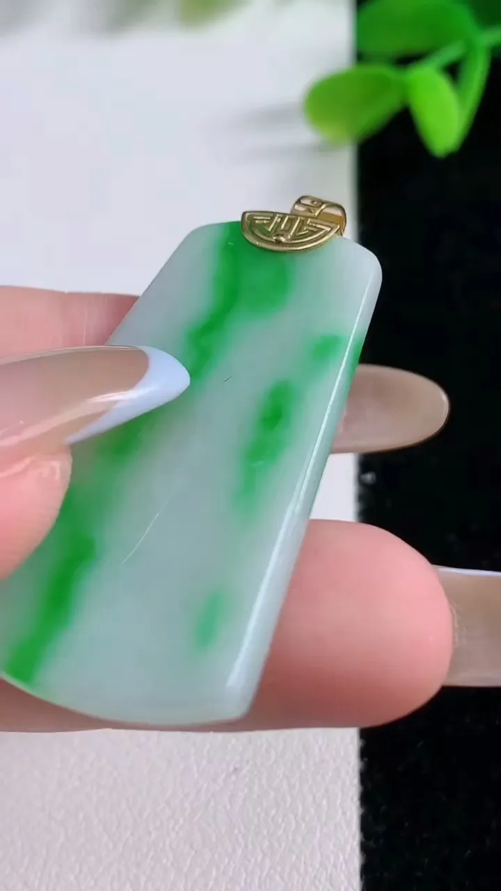 天然A货翡翠无事牌吊坠，尺寸39.7-23-2.8，重量:7.25g
11月21日