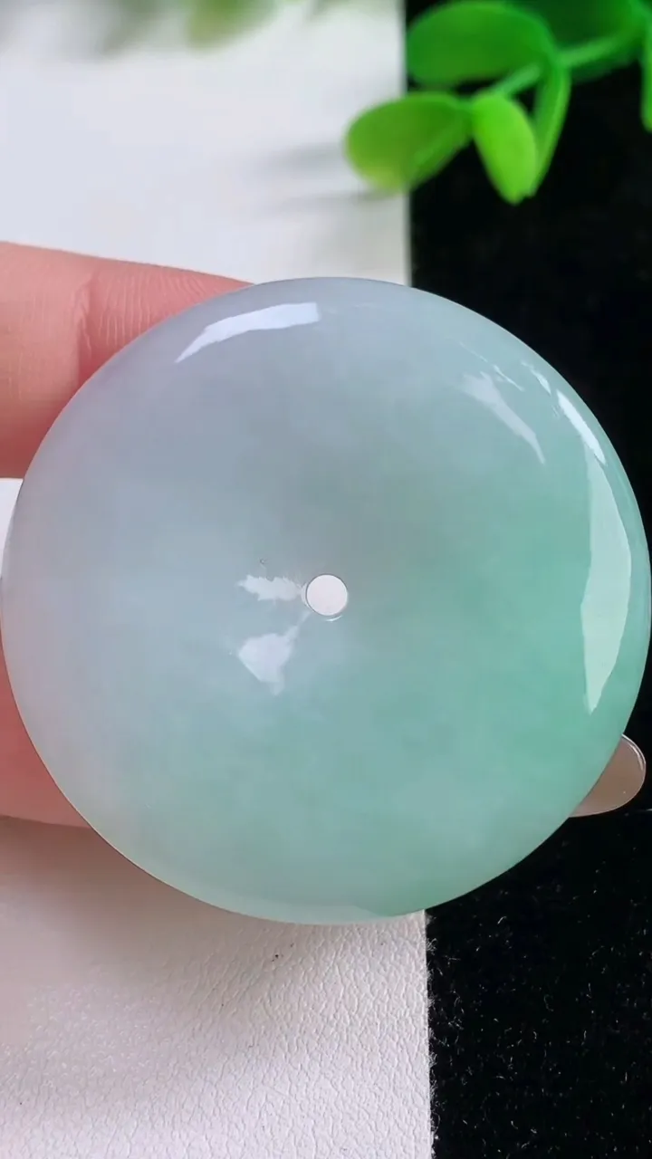 天然A货翡翠平安扣吊坠，尺寸42-6，重量:23.24g
11月21日