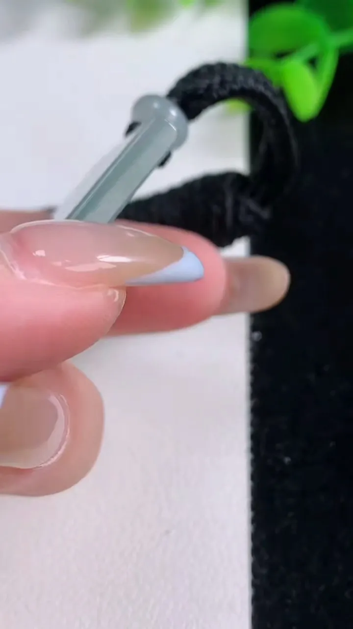 天然A货翡翠飘花无事牌吊坠，尺寸56.6-26.2-3.9，重量:23.41g
11月21日