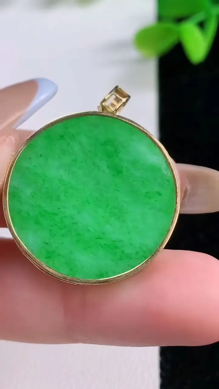 天然A货翡翠无事牌吊坠，尺寸24.8-3.3，重量:5.38g
11月21日