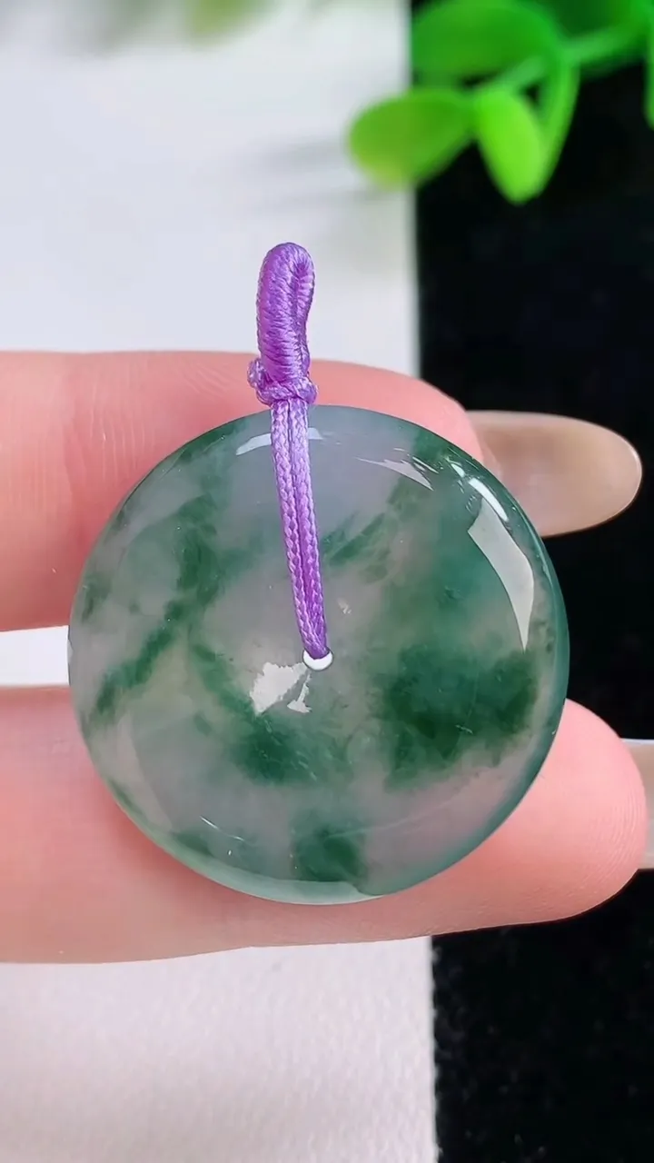 天然A货翡翠冰种飘花平安扣吊坠，尺寸26.5-5.4，重量:8.10g
11月21日