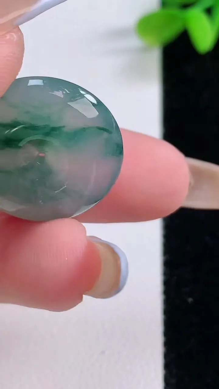 天然A货翡翠冰种飘花平安扣吊坠，尺寸21.6-5.8，重量:6.03g
11月21日