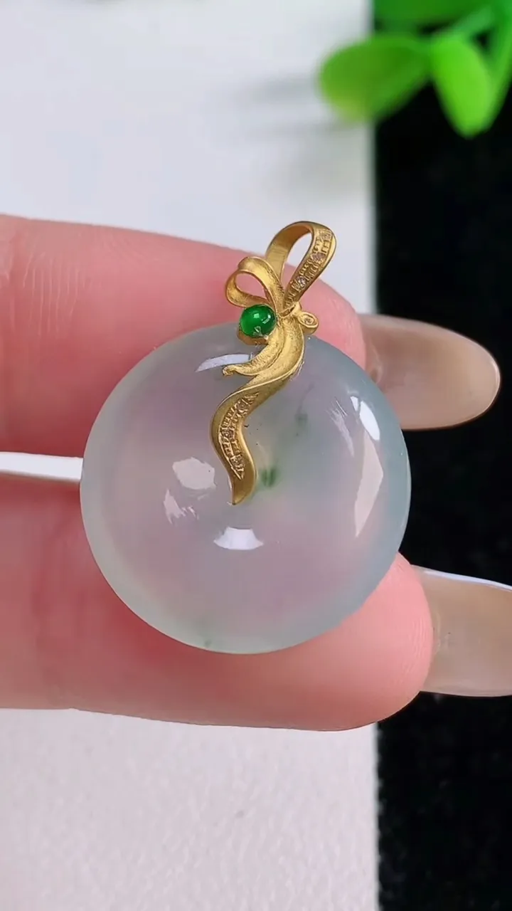 天然A货翡翠种飘花平安扣吊坠，尺寸20-5.5，重量:4.60g
11月21日