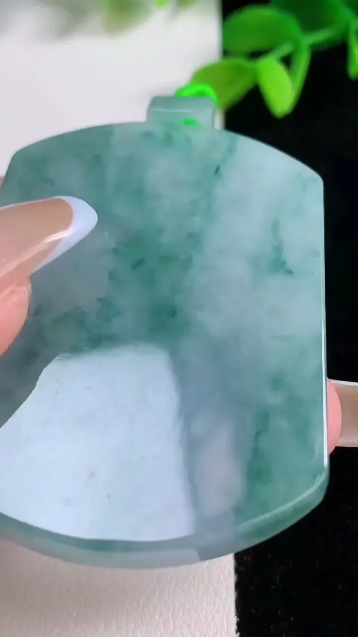 天然A货翡翠飘花无事牌吊坠，尺寸55.8-41.2-5.5，重量:39.33g
11月21日