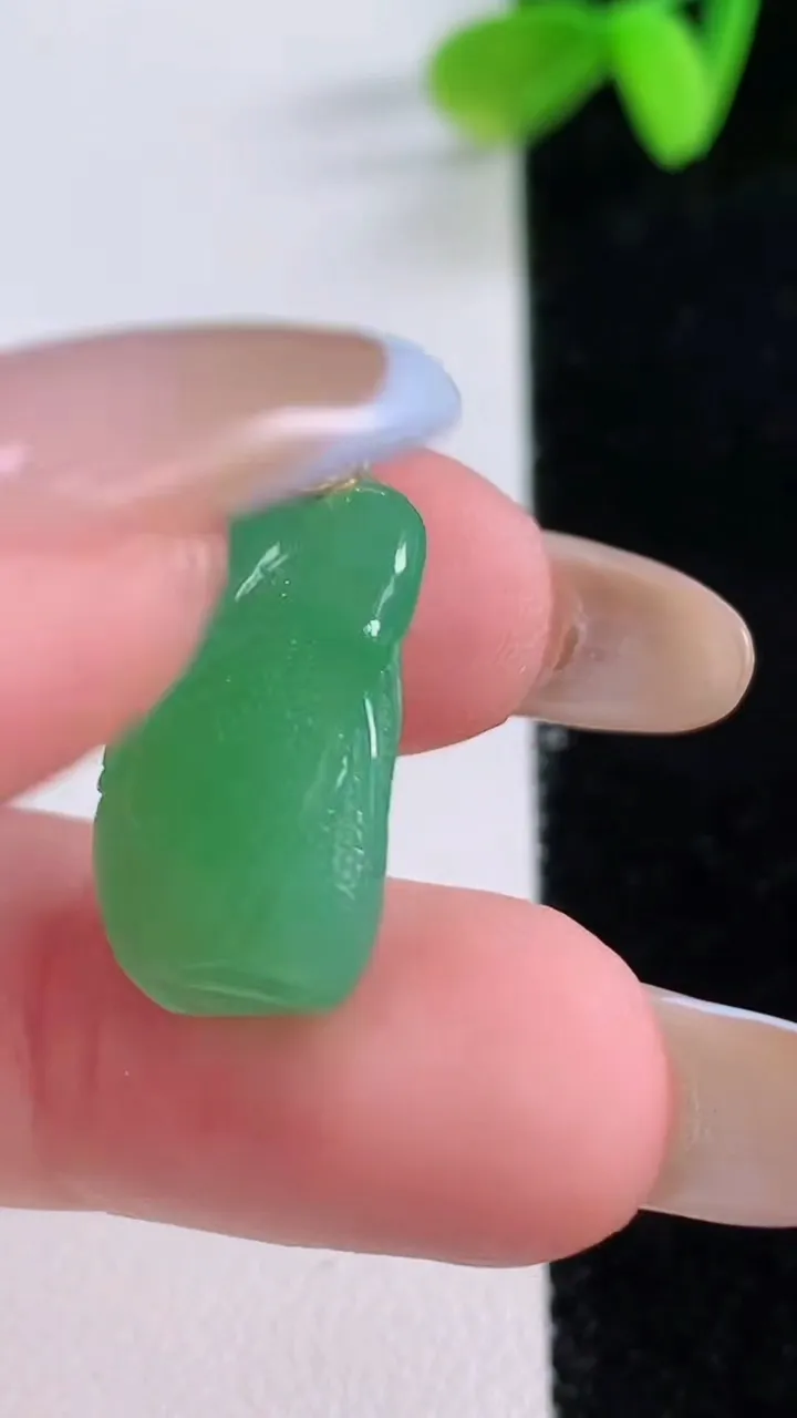 天然A货翡翠白菜吊坠，尺寸21.5-11-6.6，重量:3.64g
11月21日