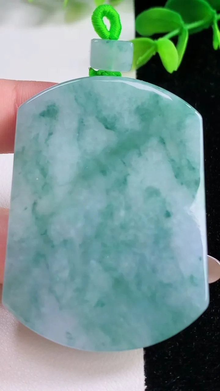 天然A货翡翠飘花无事牌吊坠，尺寸55.8-41.2-5.5，重量:39.33g
11月21日