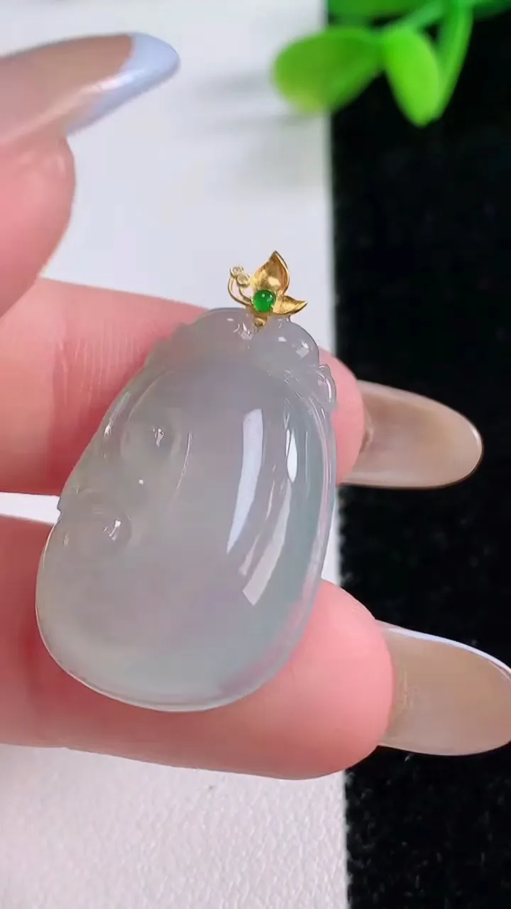 天然A货翡翠种飘花如意吊坠，尺寸27.4-18.8-6，重量:5.74g
11月21日