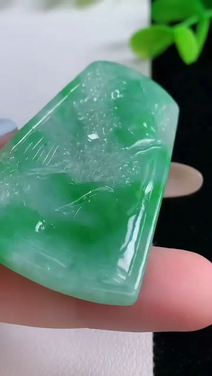 天然A货翡翠山水牌吊坠，尺寸49.6-31.8-5.6，重量:17.79g
11月21日