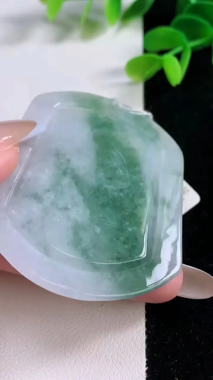 天然A货翡翠生肖虎吊坠，尺寸56.2-46.3-5.3，重量:30.24g
11月21日