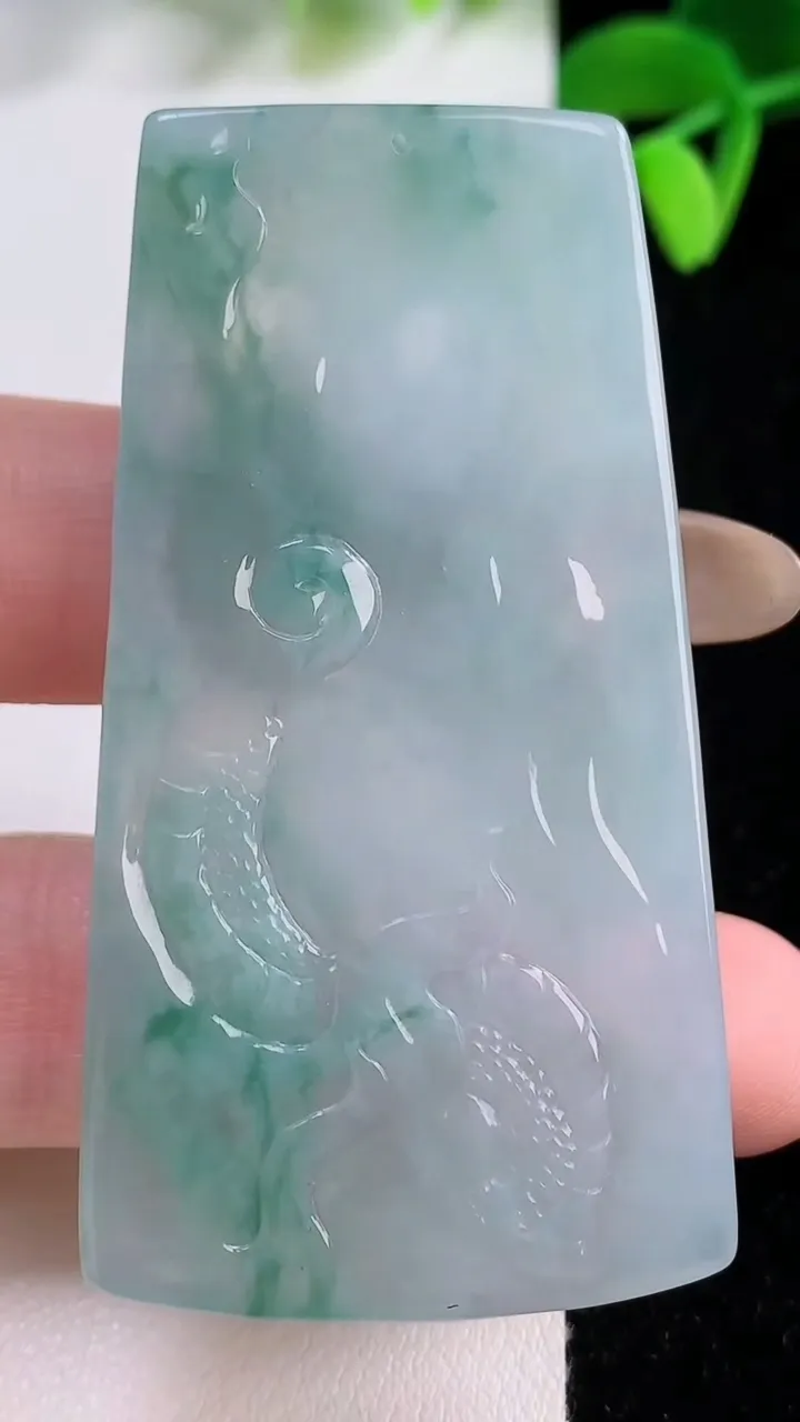 天然A货翡翠飘花龙牌吊坠，尺寸59.5-32.4-6，重量:24.05g
11月21日