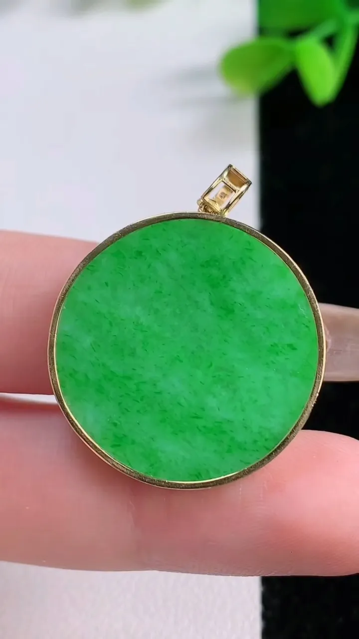 天然A货翡翠无事牌吊坠，尺寸24.8-3.3，重量:5.38g
11月21日