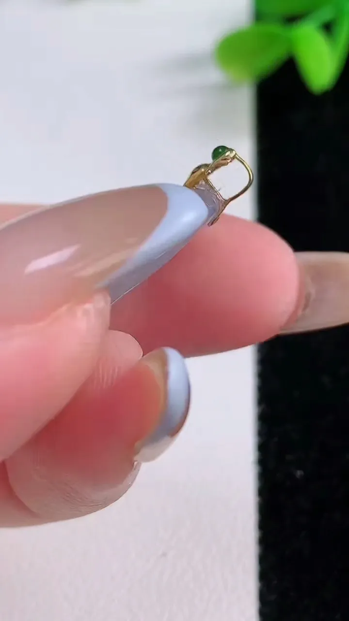 天然A货翡翠种白冰龙牌吊坠，尺寸28-17.6-3.8，重量:5.22g
11月21日