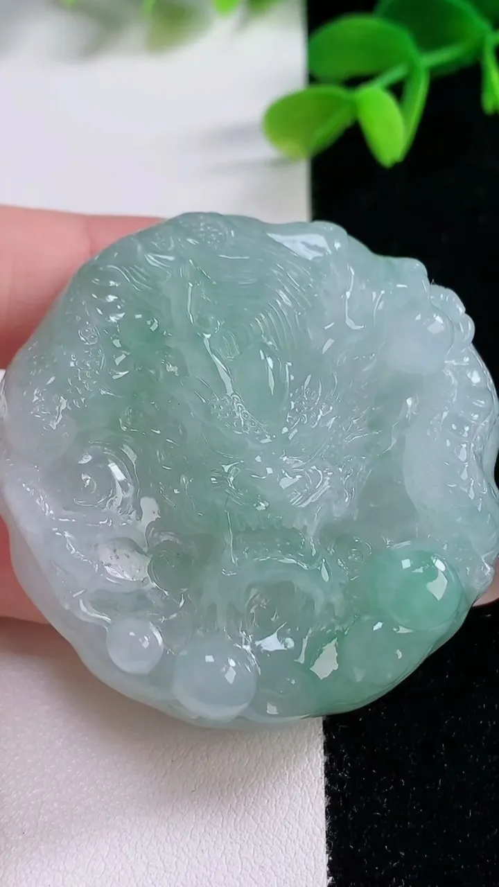 天然A货翡翠龙牌吊坠，尺寸48.7-12.7，重量:60.34g
11月21日