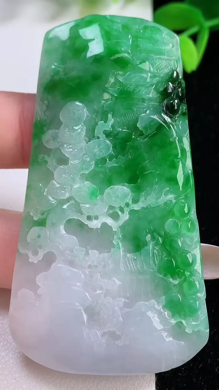 天然A货翡翠山水牌吊坠，尺寸69.5-37-5.7，重量:33.57g
11月21日