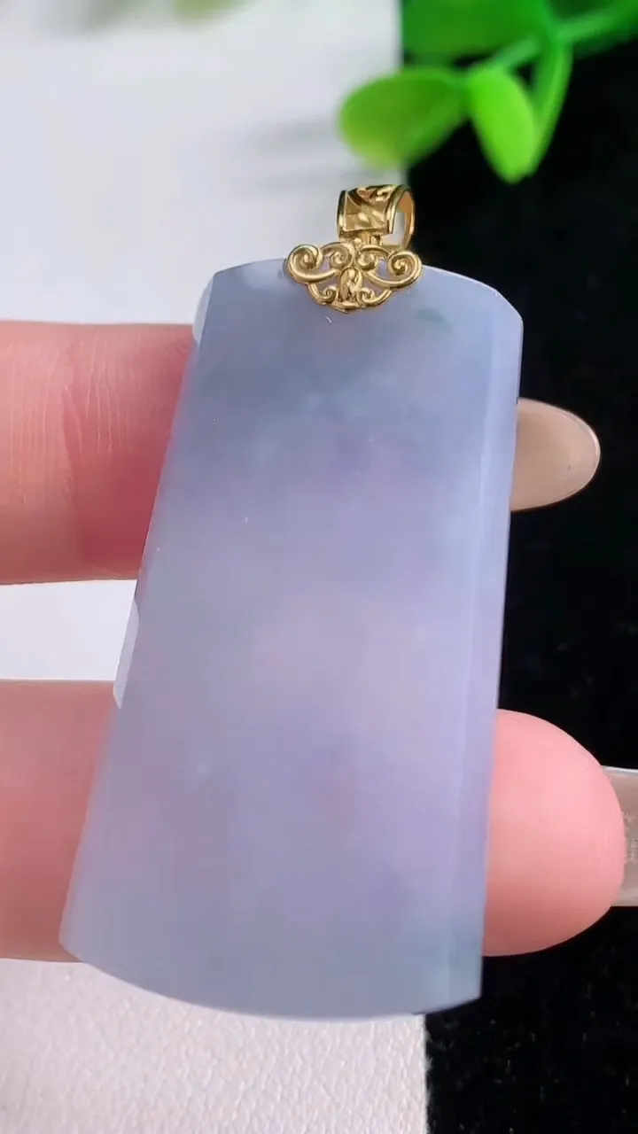 天然A货翡翠18K金紫罗兰无事牌吊坠，尺寸42.2-22.2-4，重量:11.03g
11月21日