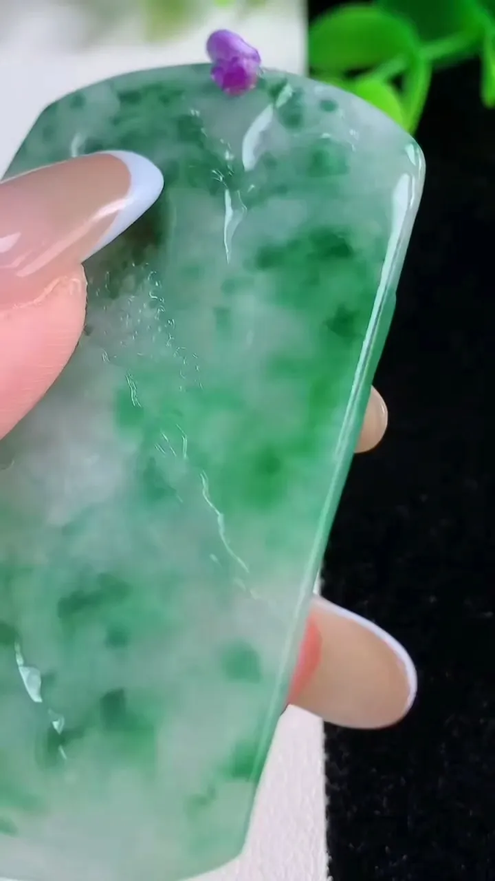 天然A货翡翠山水牌吊坠，尺寸64-42-4.7，重量:27.48g
11月21日