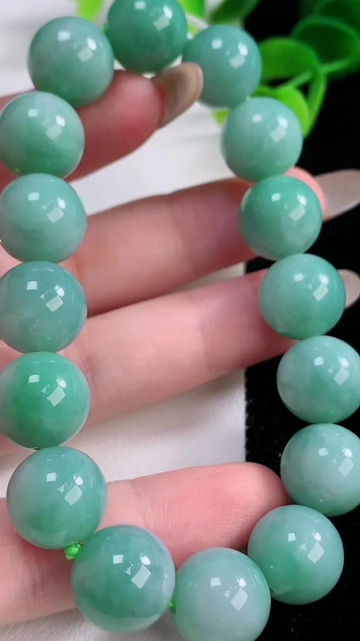天然A货翡翠圆珠手串，尺寸12.3-16颗，重量:52.06g11月21日
工厂直销收藏佳品,种好水