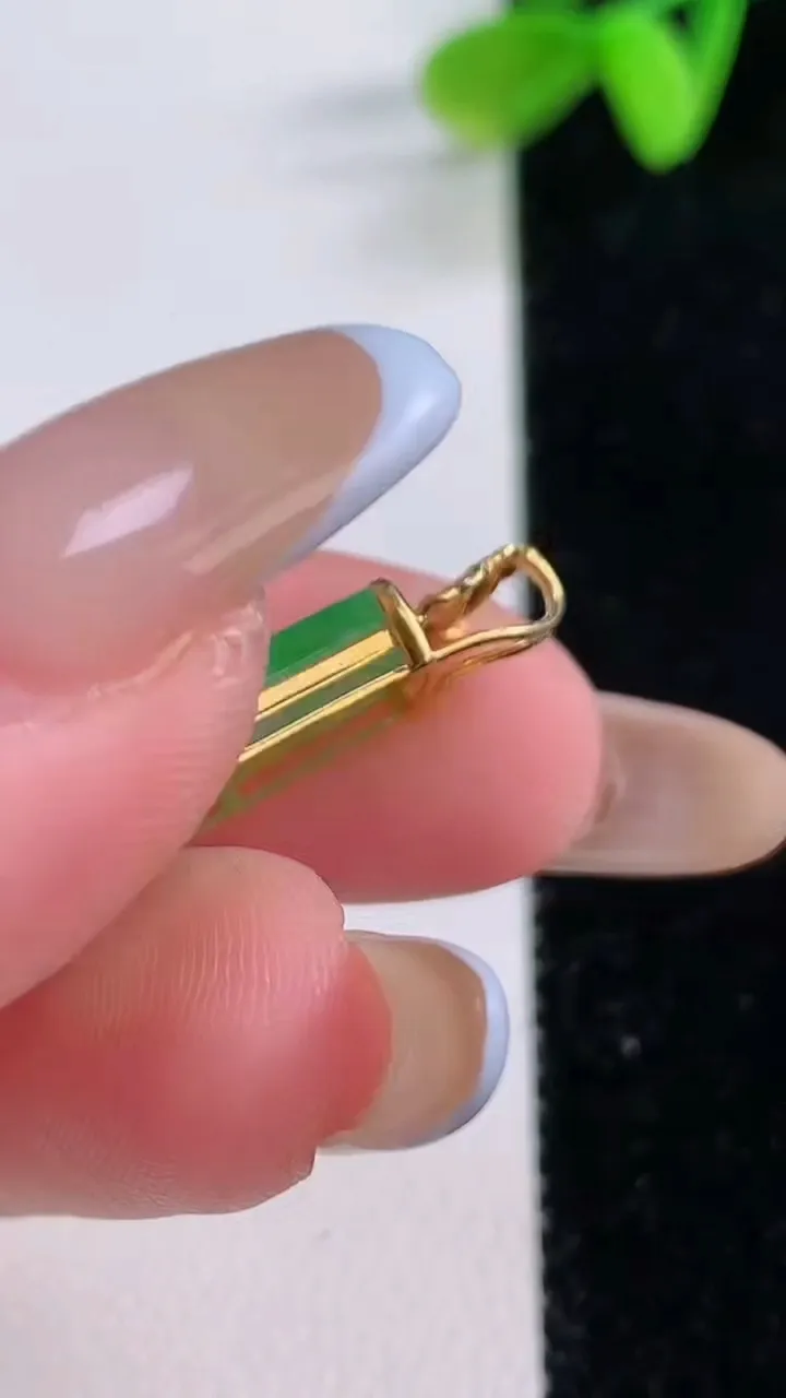 天然A货翡翠无事牌吊坠，尺寸18.7-11.7-4，重量:1.83g
11月21日