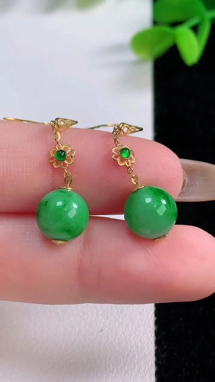 天然A货翡翠圆珠耳坠，尺寸8.7，重量:3.35g11月21日
工厂直销收藏佳品,种好水足，色泽均匀，有种有色，上手高大气！