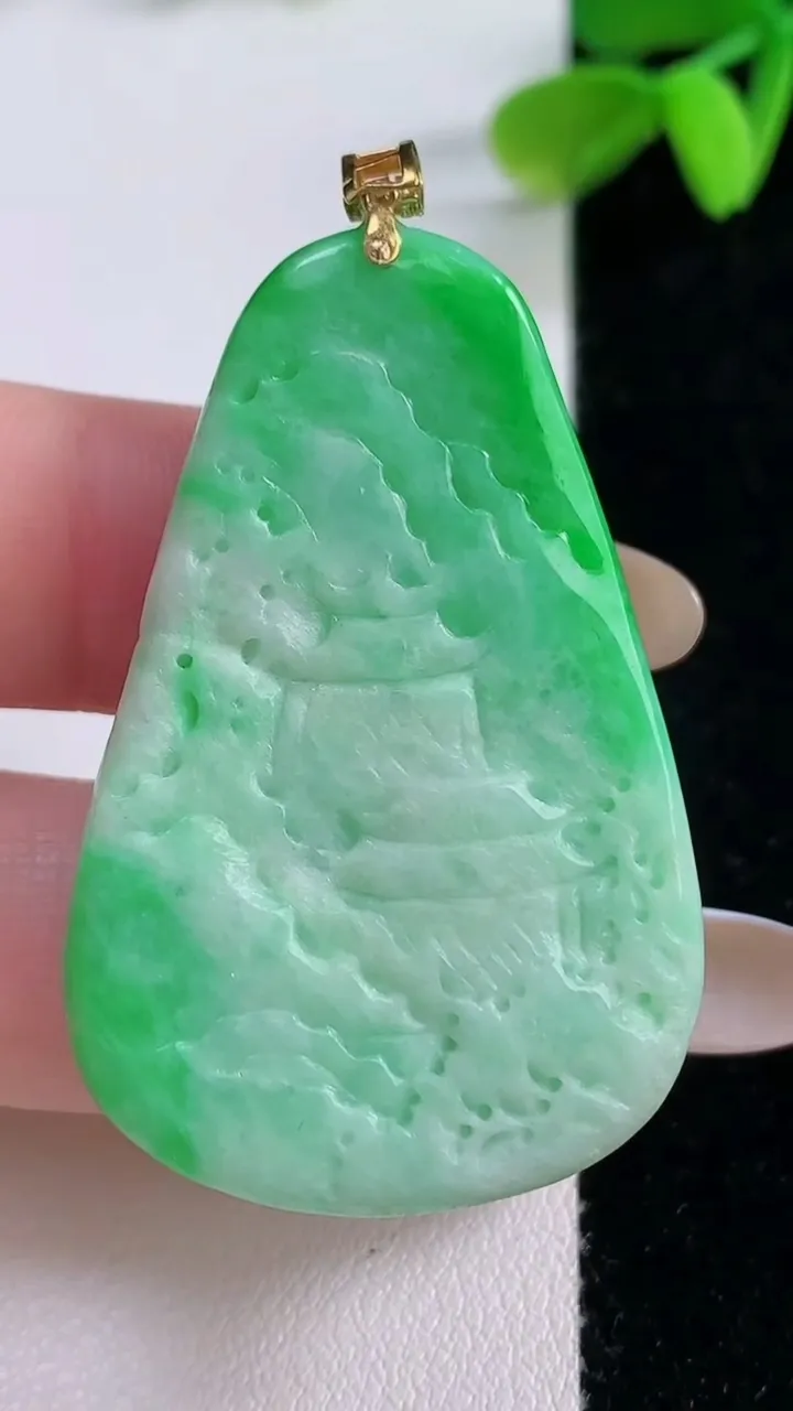 天然A货翡翠山水牌吊坠，尺寸44.6-29.3-7，重量:18.96g
11月21日