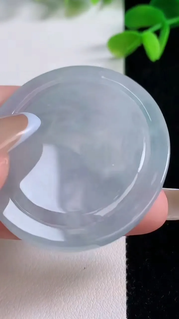 天然A货翡翠冰种飘花生肖兔吊坠，尺寸48.8-41.5-5.4，重量:20.58g
11月21日