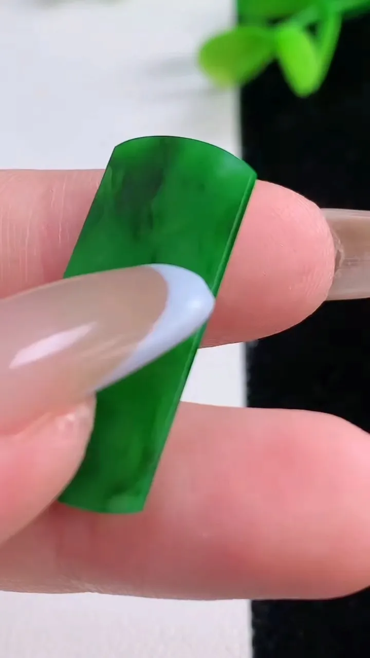 天然A货翡翠无事牌镶嵌件，尺寸20-13-1.8，重量:1.97g
11月21日