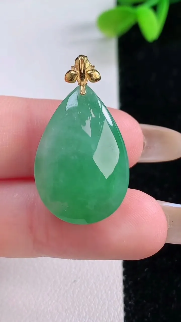 天然A货翡翠水滴吊坠，尺寸23-10-10.2，重量:6.35g
11月21日