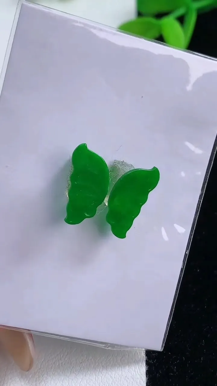 天然A货翡翠蝴蝶镶嵌件，尺寸12.5-8.5-0.3，重量:1.35g
11月21日
